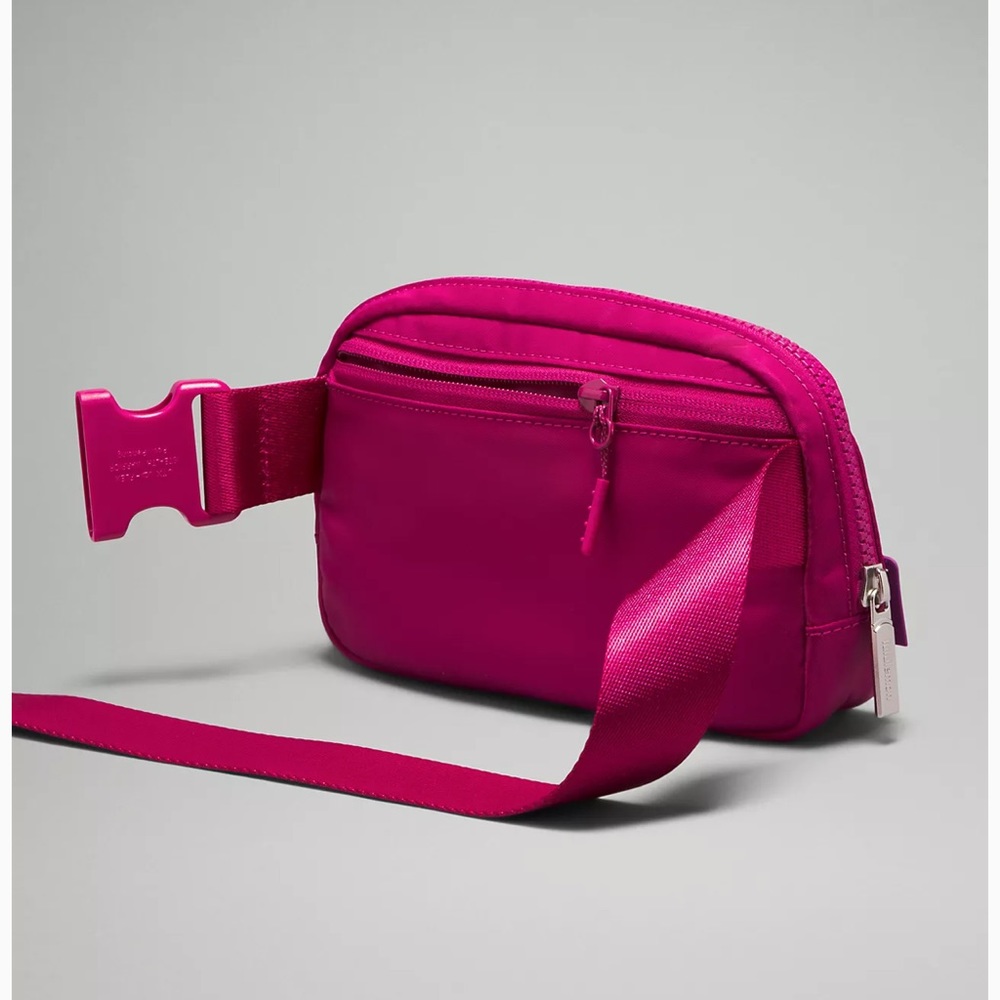 🍋LULULEMON ATHLETICA | Everywhere Belt Bag in Wild Berry - Picture 4 of 7